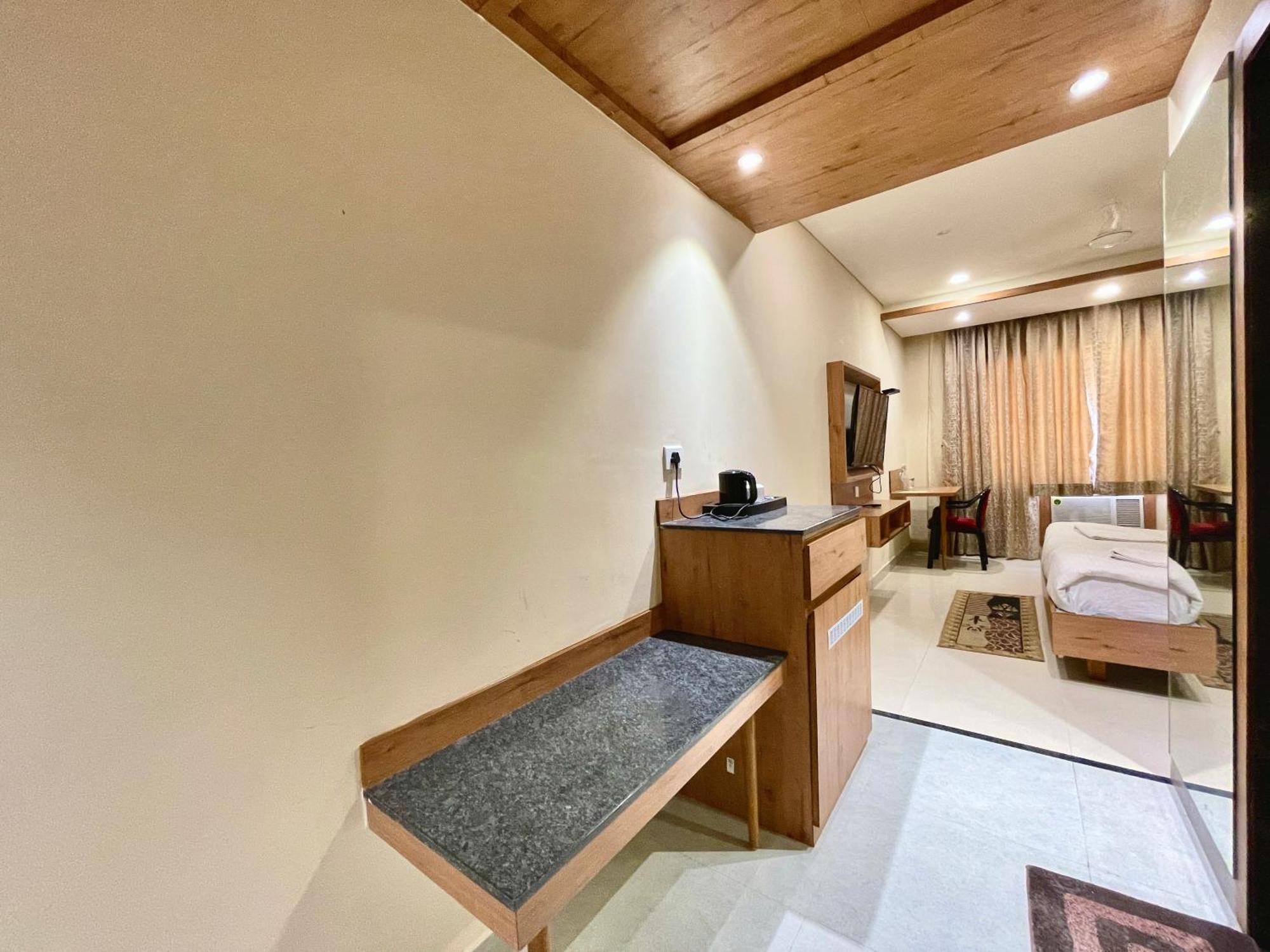Hotel Rockbay, Puri Swimming-Pool, Near-Sea-Beach-And-Temple Fully-Air-Conditioned-Hotel With-Lift-And-Parking-Facility Екстер'єр фото