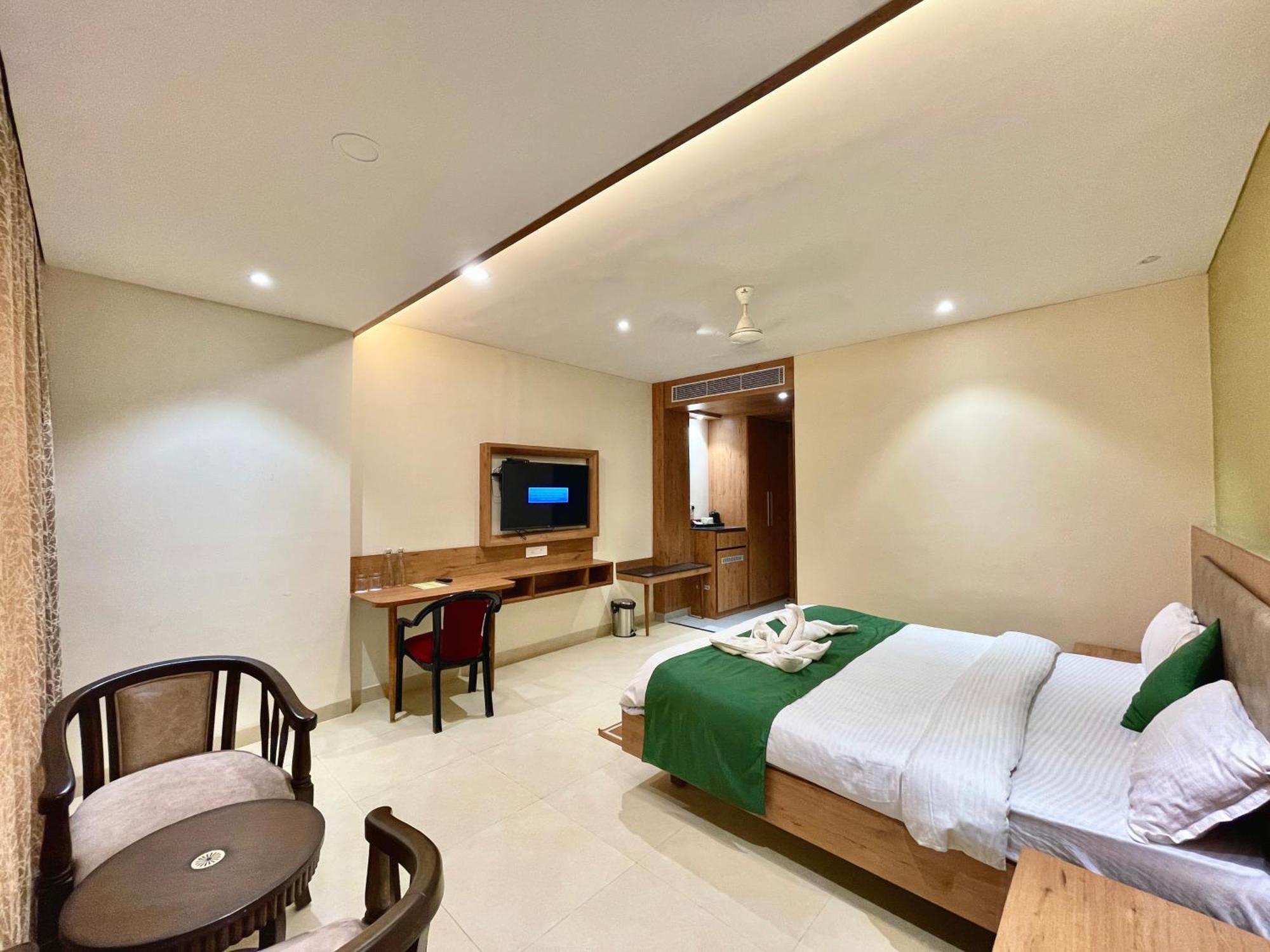 Hotel Rockbay, Puri Swimming-Pool, Near-Sea-Beach-And-Temple Fully-Air-Conditioned-Hotel With-Lift-And-Parking-Facility Екстер'єр фото