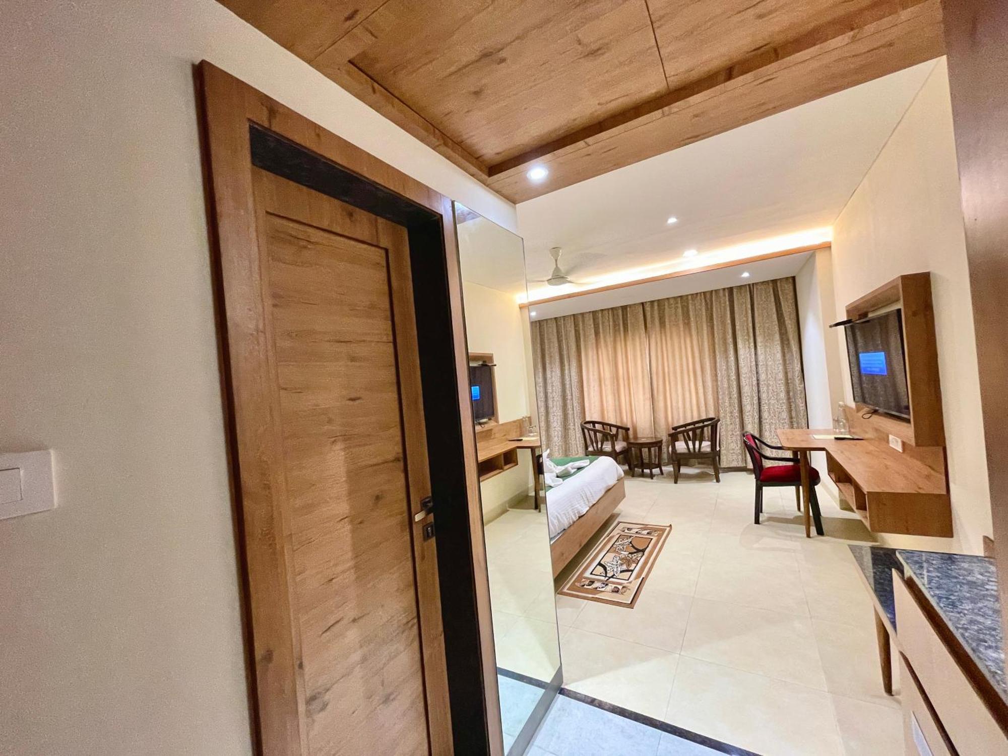 Hotel Rockbay, Puri Swimming-Pool, Near-Sea-Beach-And-Temple Fully-Air-Conditioned-Hotel With-Lift-And-Parking-Facility Екстер'єр фото